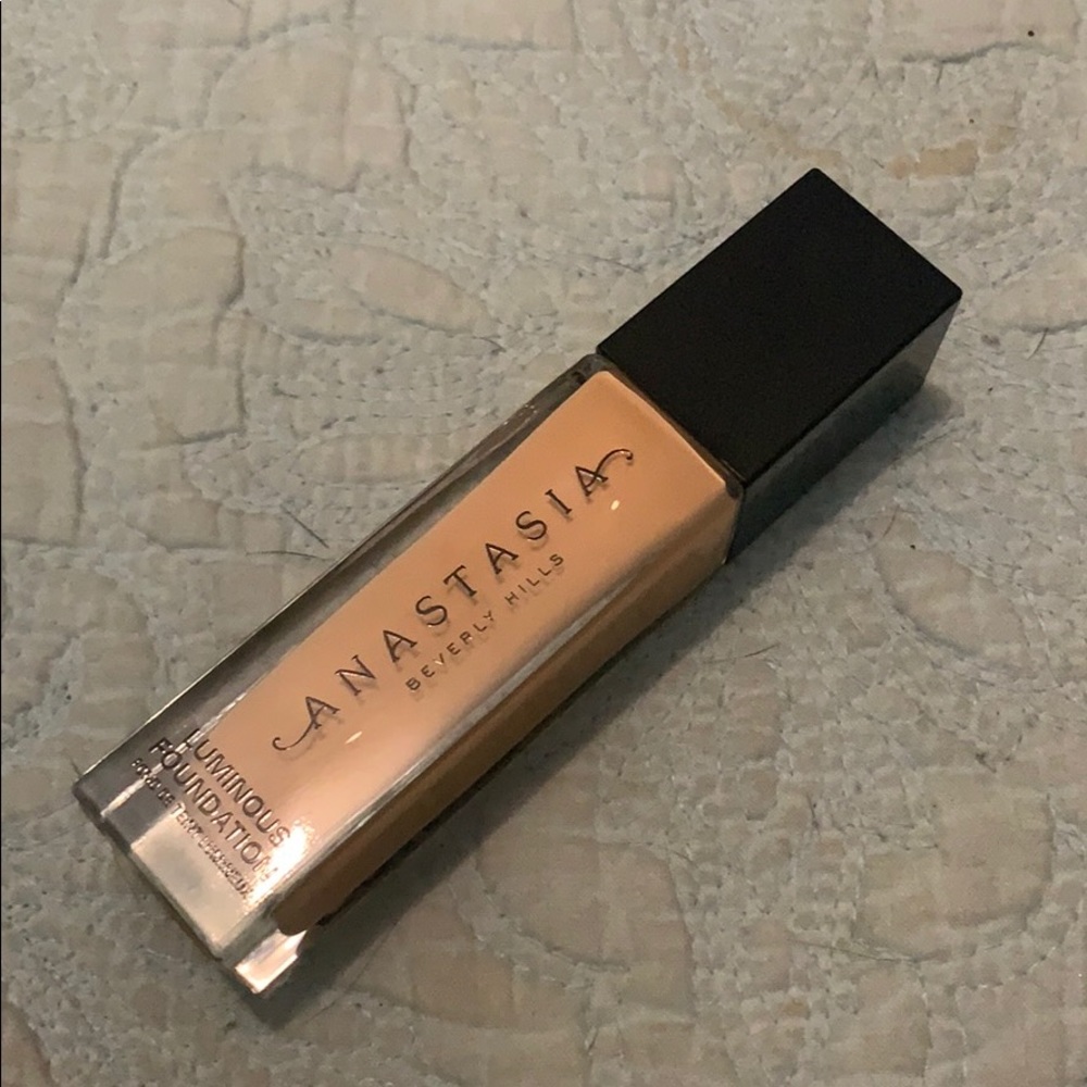 Anastasia Beverly Hills Luminous Foundation 335W